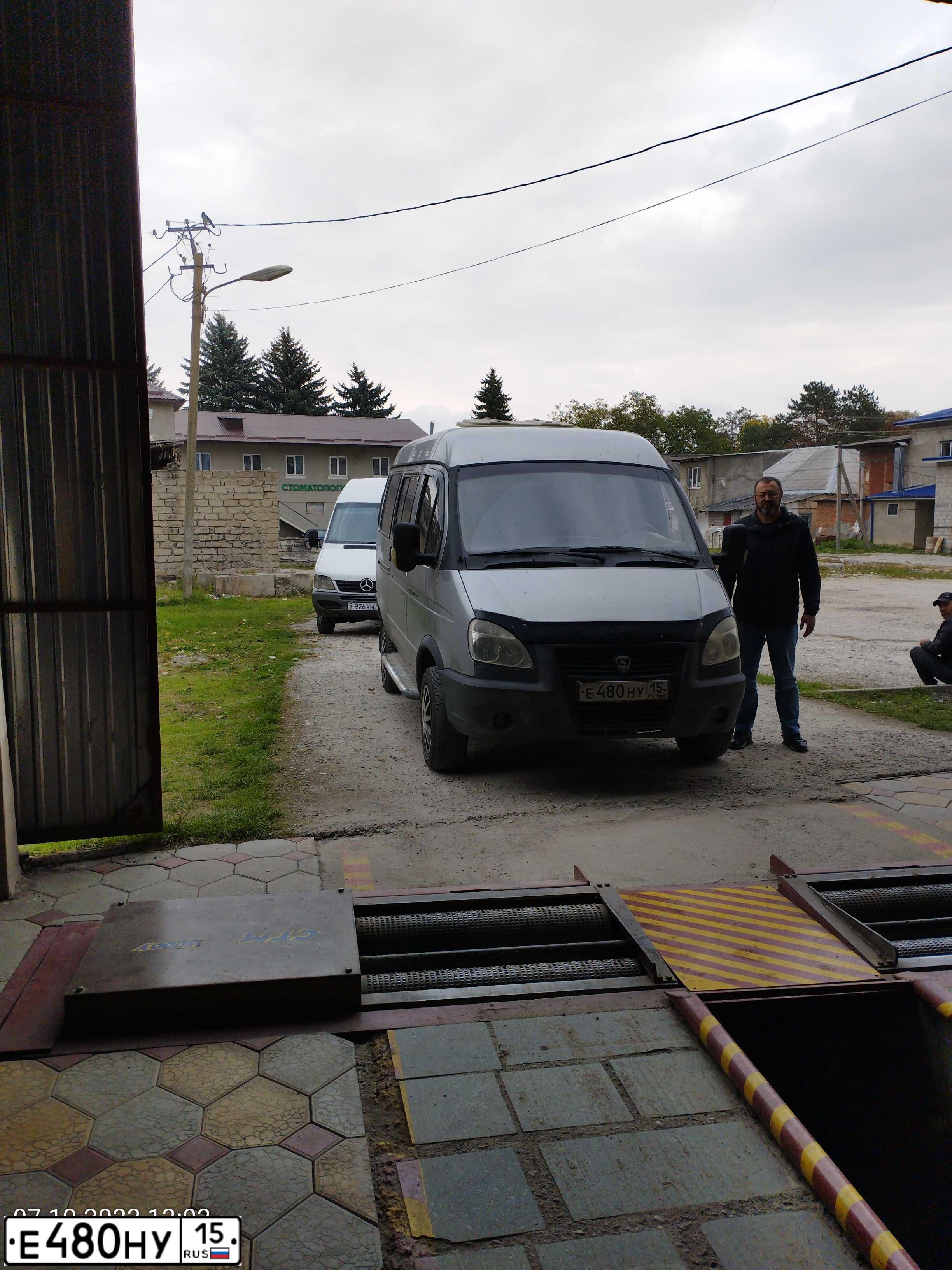 Фото автомобиля GAZ 3221 GAZEL, 2011 — госномер Е480НУ15. Цвет: Серебристый