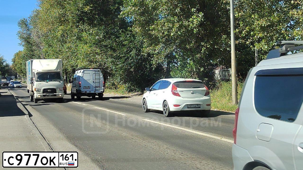 Фото автомобиля LADA 1119 KALINA, 2013 — госномер Е977ОК161. Цвет: Сине-Черный