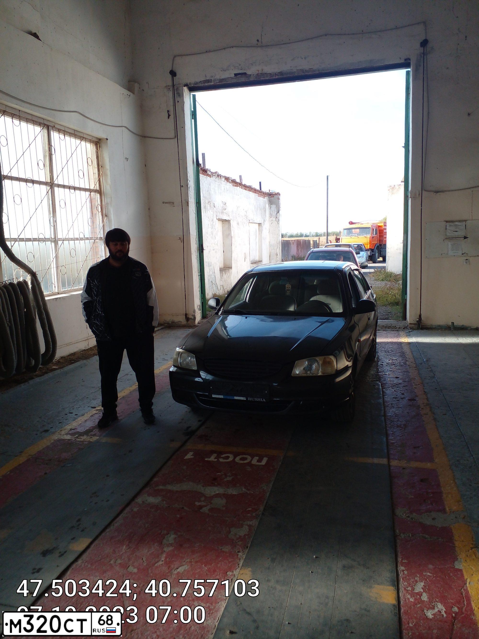 Фото автомобиля HYUNDAI ACCENT, 2009 — госномер Т580МР136. Цвет: ЧЕРНЫЙ