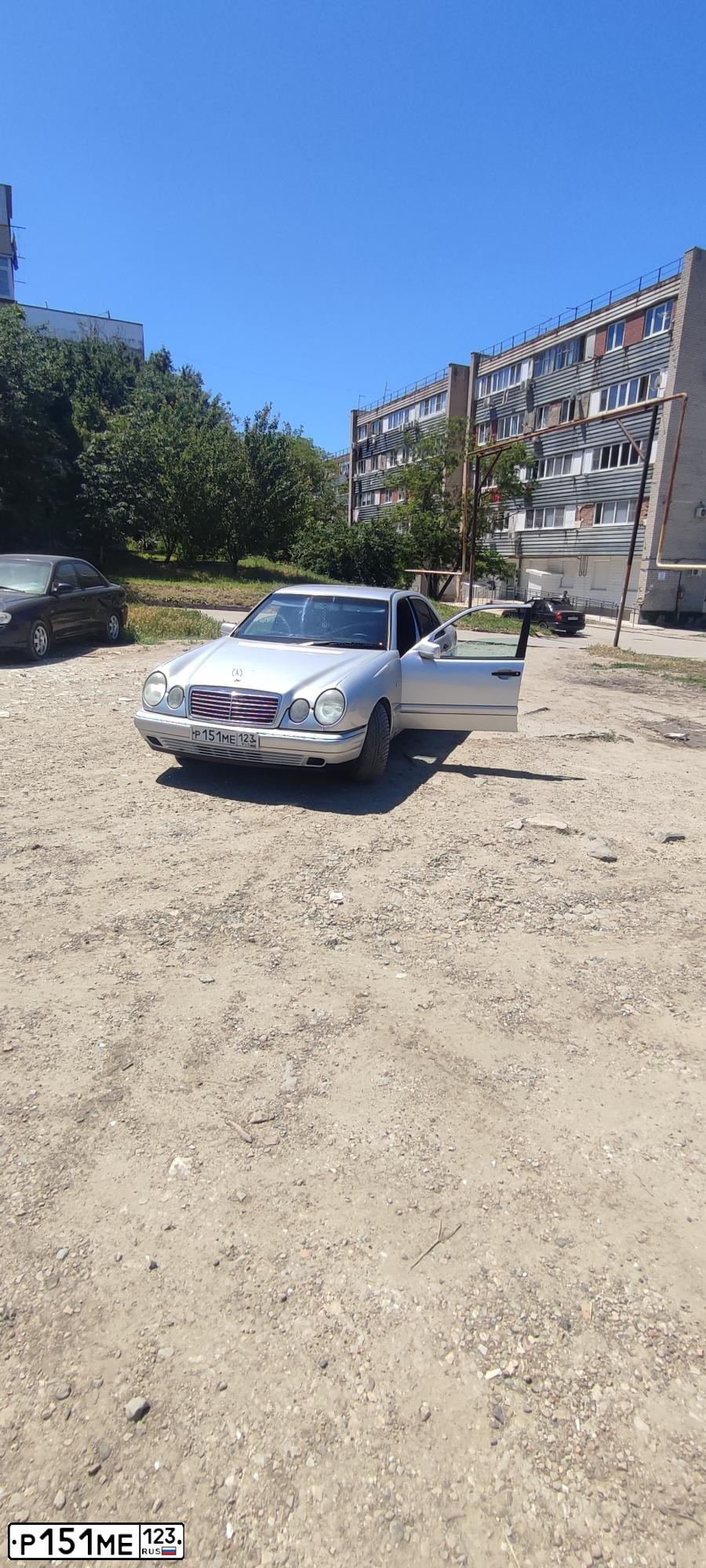 Фото автомобиля MERCEDES E-KLASSE, 1997 — госномер Р151МЕ123. Цвет: Серый