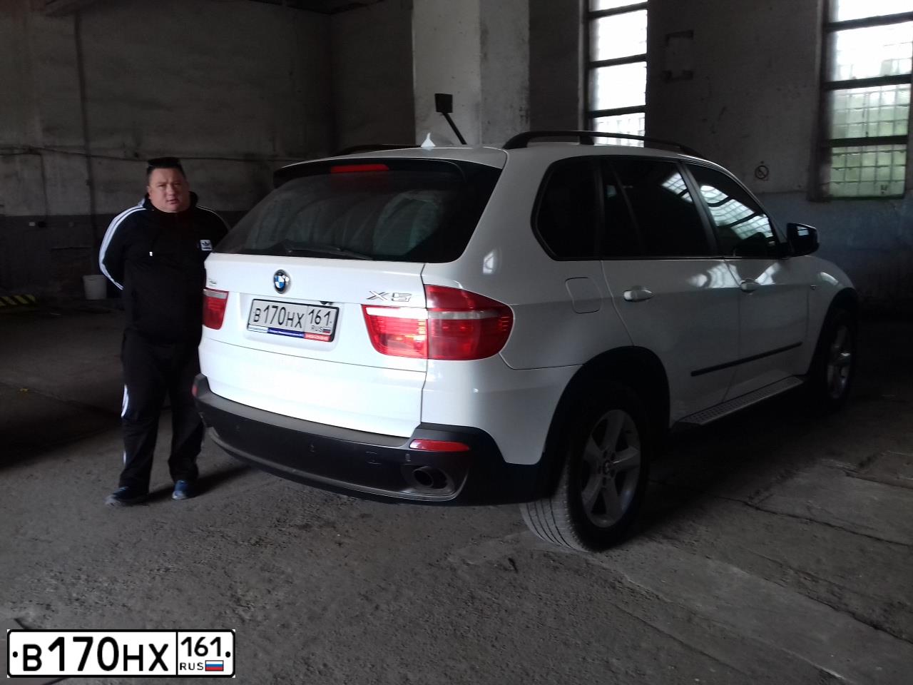 Фото автомобиля BMW X5, 2008 — госномер В170НХ161. Цвет: Белый