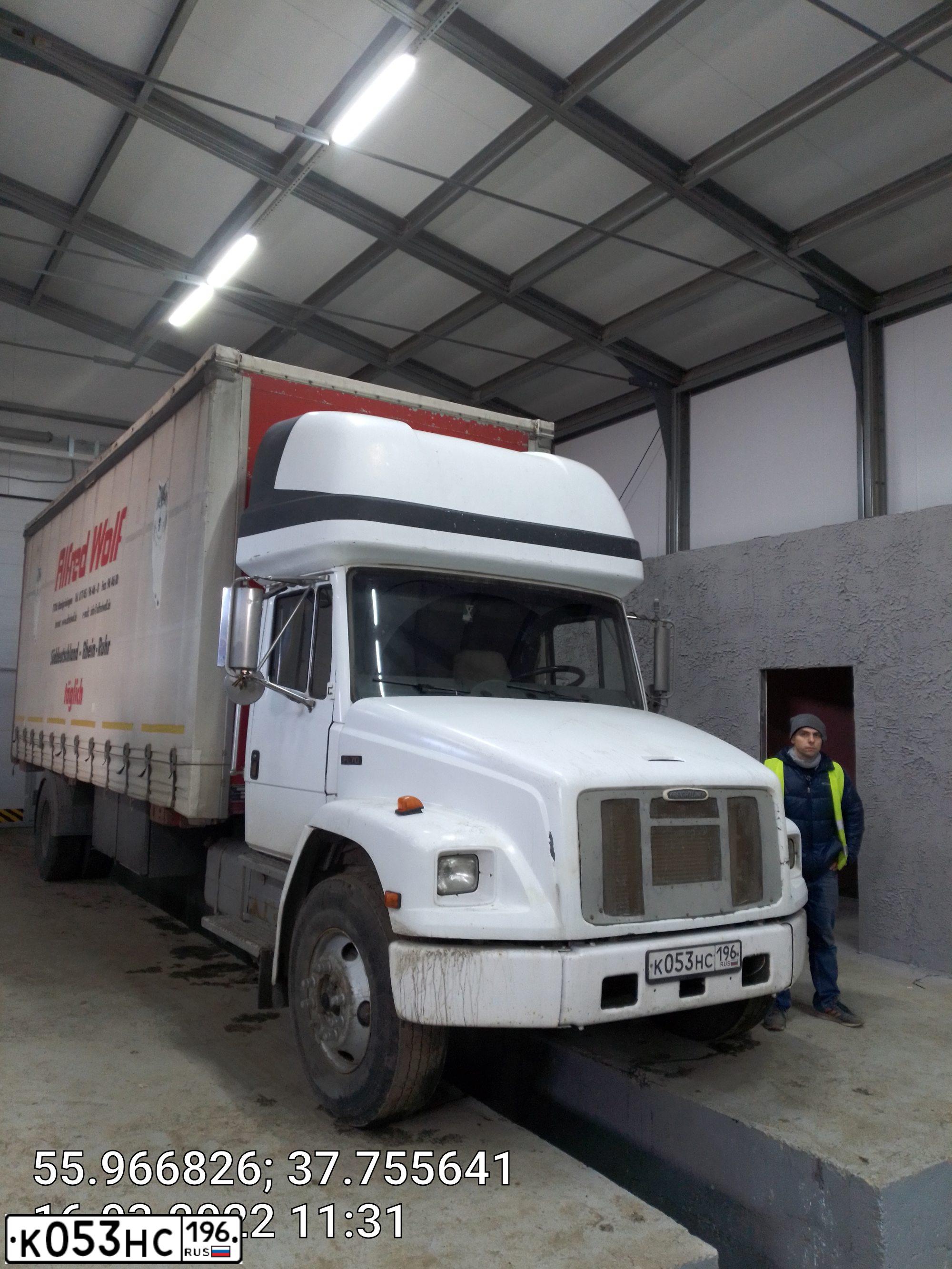 Фото автомобиля FREIGHTLINER R FL-SERIE, 2003 — госномер К053НС196. Цвет: Белый