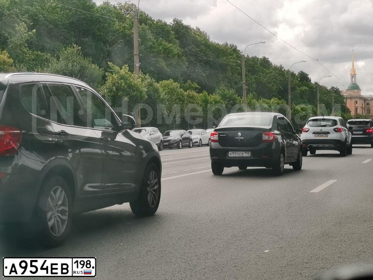 Фото автомобиля RENAULT LOGAN, 2018 — госномер А954ЕВ198. Цвет: ЧЕРНЫЙ