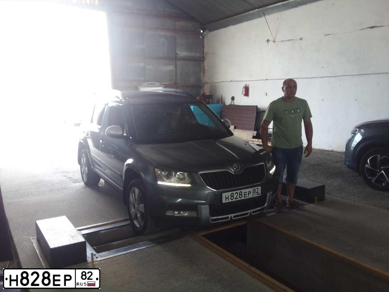 Фото автомобиля SKODA YETI, 2014 — госномер Н828ЕР82. Цвет: СЕРЫЙ