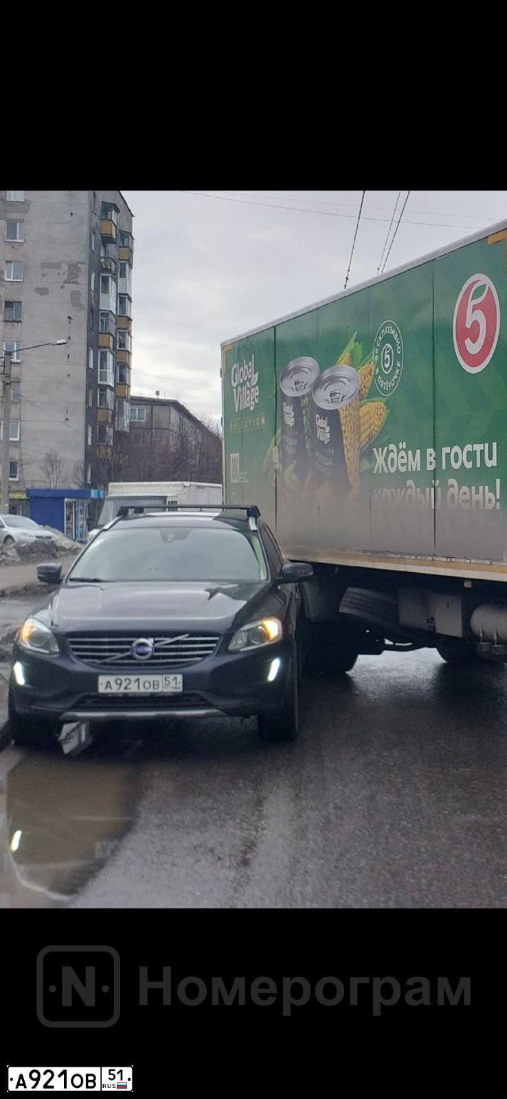 Фото автомобиля VOLVO XC60, 2016 — госномер А921ОВ51. Цвет: СИНИЙ