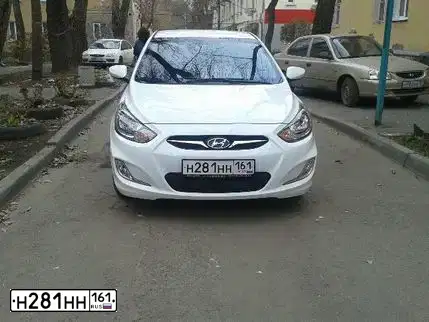 Фото автомобиля HYUNDAI SOLARIS, 2013 — госномер В569УР161. Цвет: БЕЛЫЙ