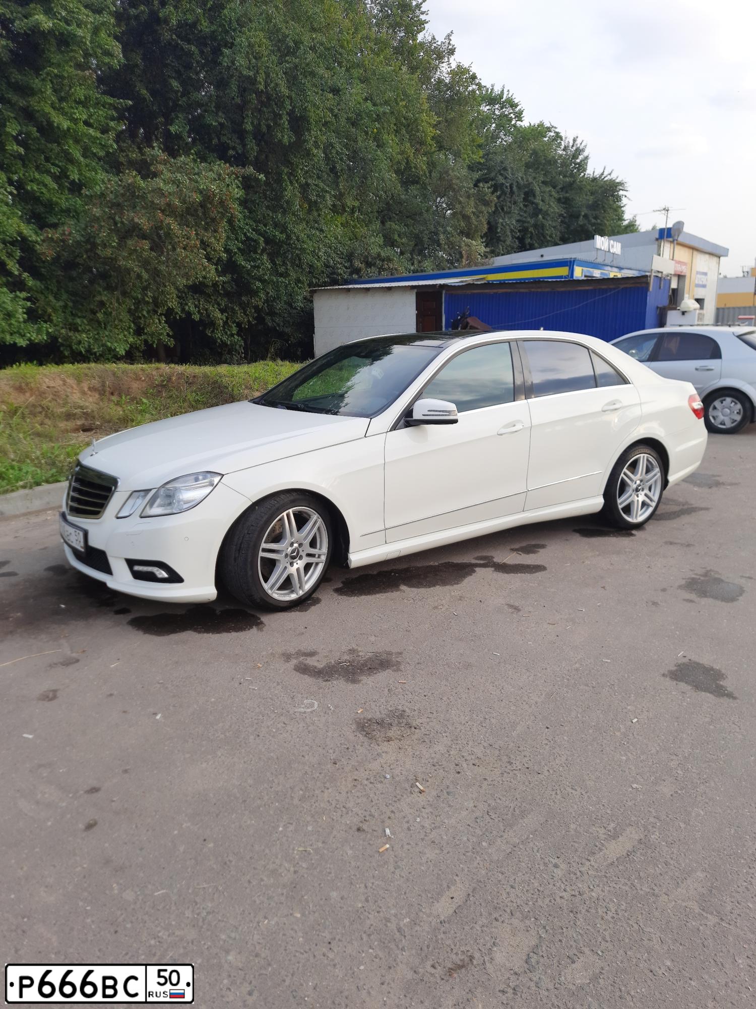 Фото автомобиля MERCEDES E-KLASSE, 2010 — госномер О644ОК790. Цвет: Белый