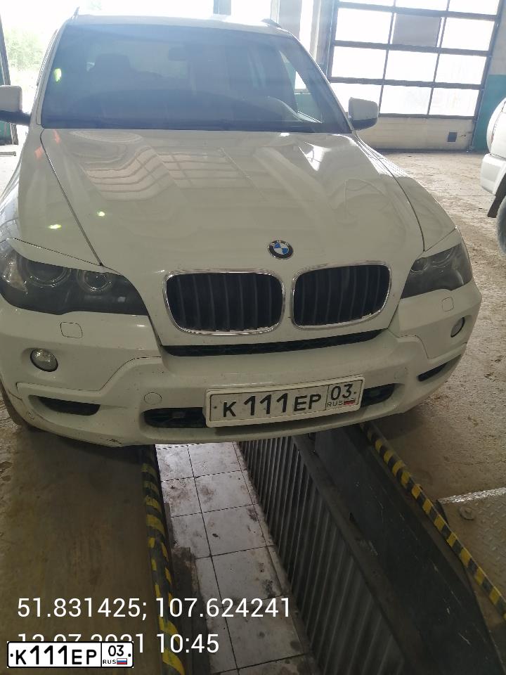 Фото автомобиля BMW X5, 2009 — госномер Т558АС138. Цвет: Белый