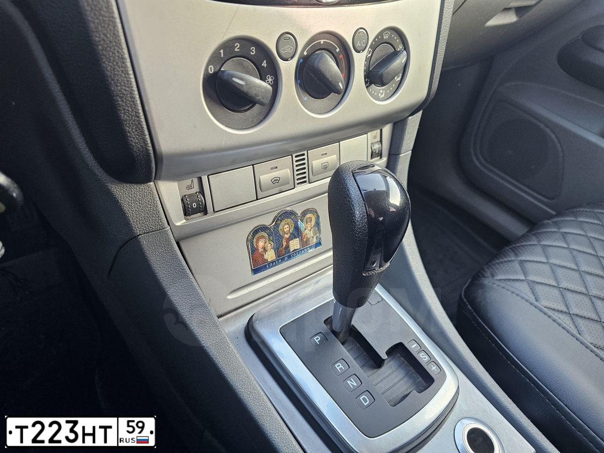 Фото автомобиля FORD FOCUS, 2010 — госномер Х224МЕ196. Цвет: Белый