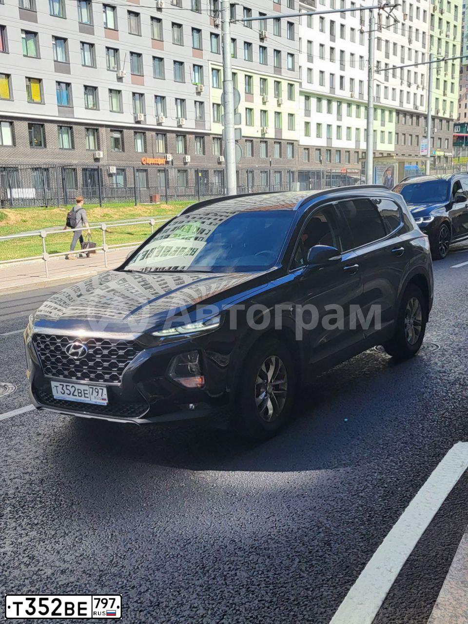 Фото автомобиля HYUNDAI SANTA FE, 2020 — госномер Т352ВЕ797. Цвет: ЧЕРНЫЙ