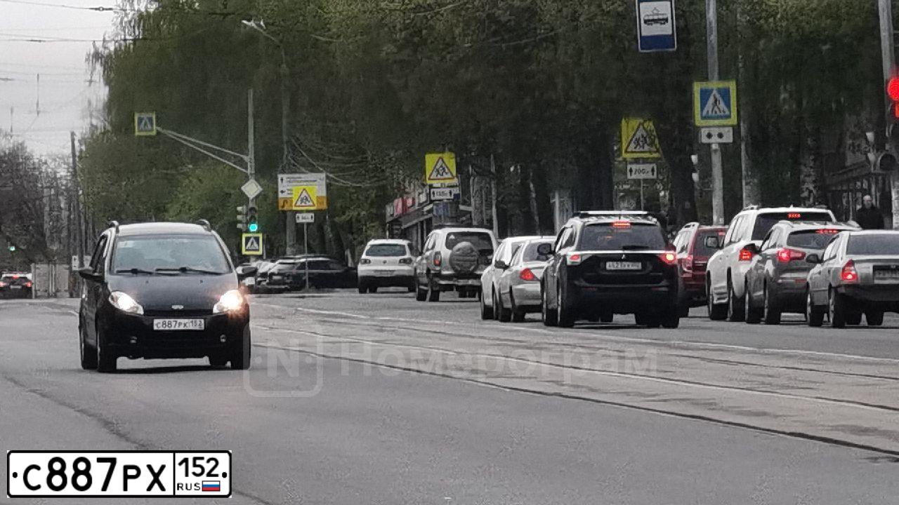 Фото автомобиля VOLKSWAGEN TOUAREG, 2014 — госномер С887РХ152. Цвет: ЯРКО-СИНИЙ