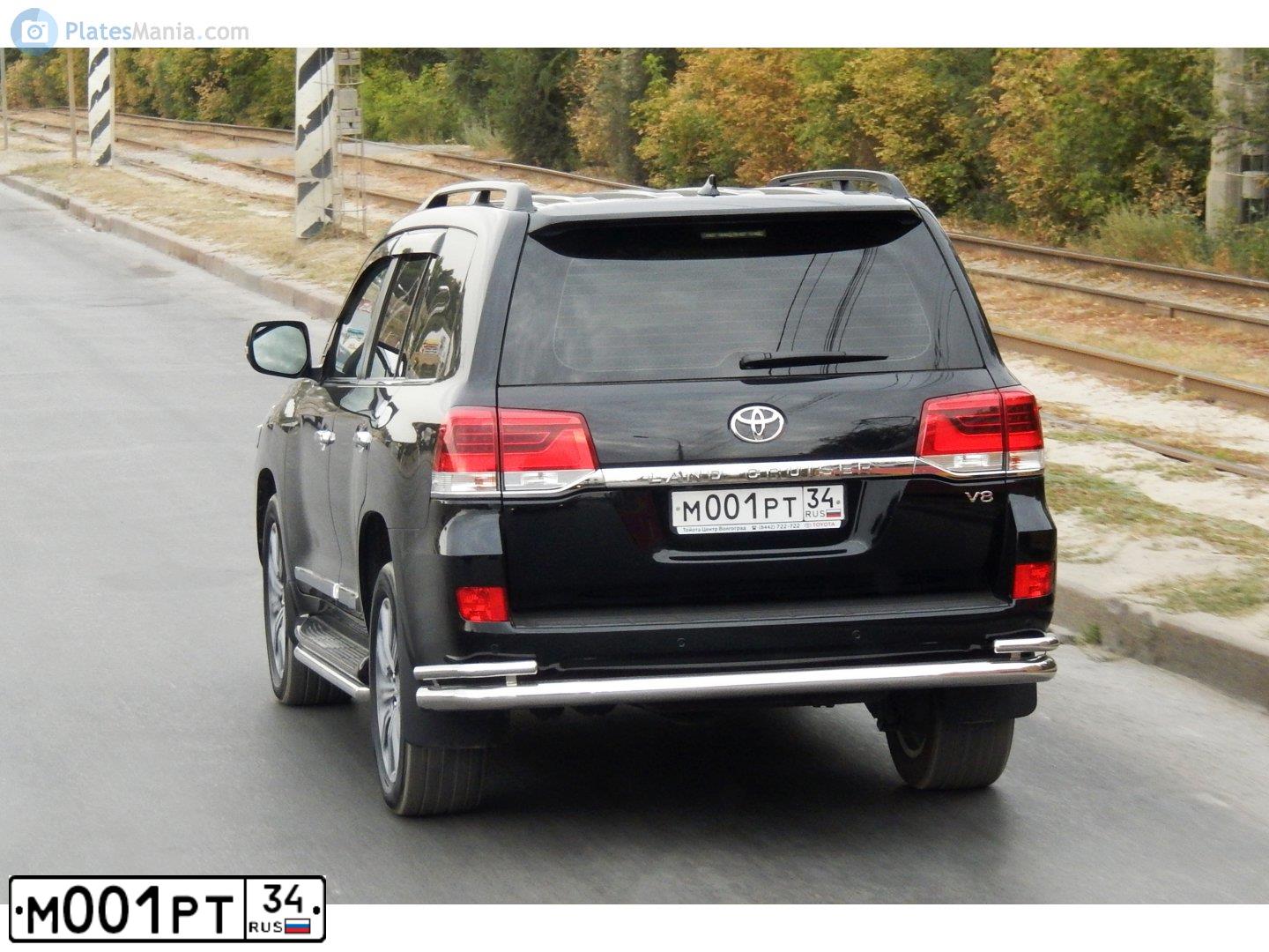 Фото автомобиля TOYOTA LANDCRUISER 200, 2015 — госномер М001РТ34. Цвет: ЧЕРНЫЙ