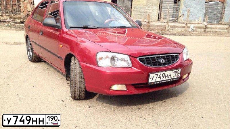 Фото автомобиля HYUNDAI ACCENT, 2006 — госномер Р032КТ774. Цвет: Красный