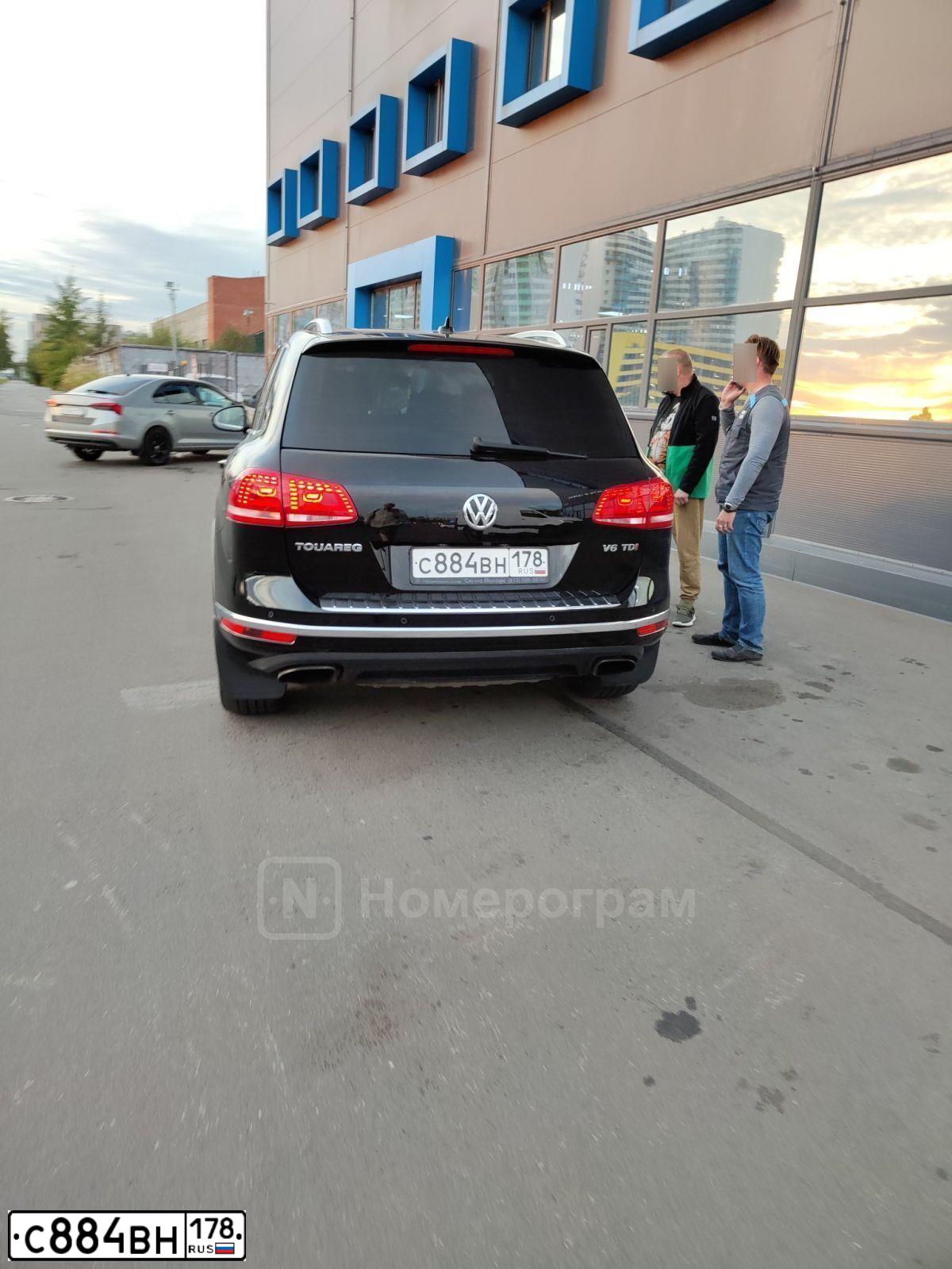Фото автомобиля VOLKSWAGEN TOUAREG, 2015 — госномер С884ВН178. Цвет: ЧЕРНЫЙ