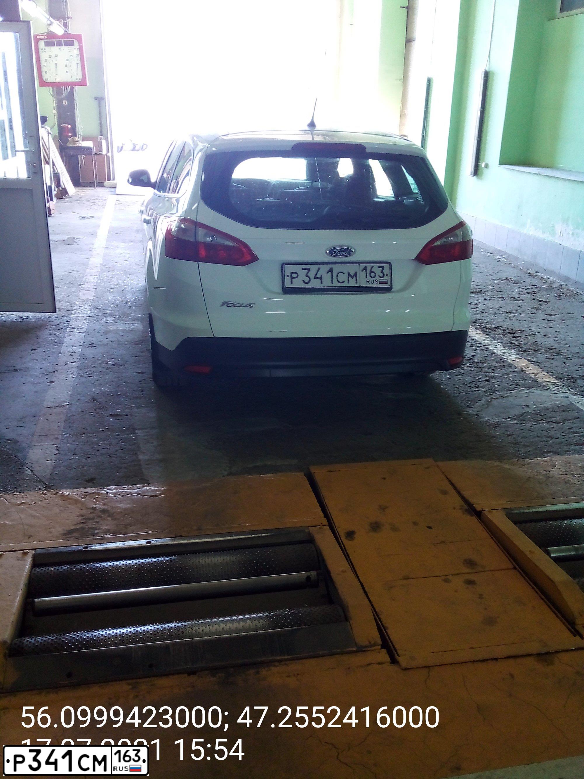 Фото автомобиля FORD FOCUS, 2013 — госномер Р341СМ163. Цвет: Белый