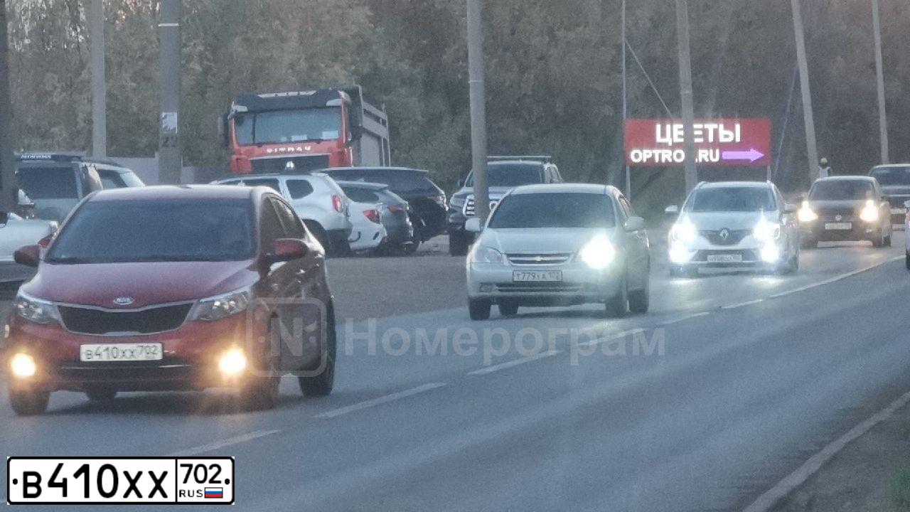 Фото автомобиля KIA RIO, 2017 — госномер В410ХХ702. Цвет: Красный