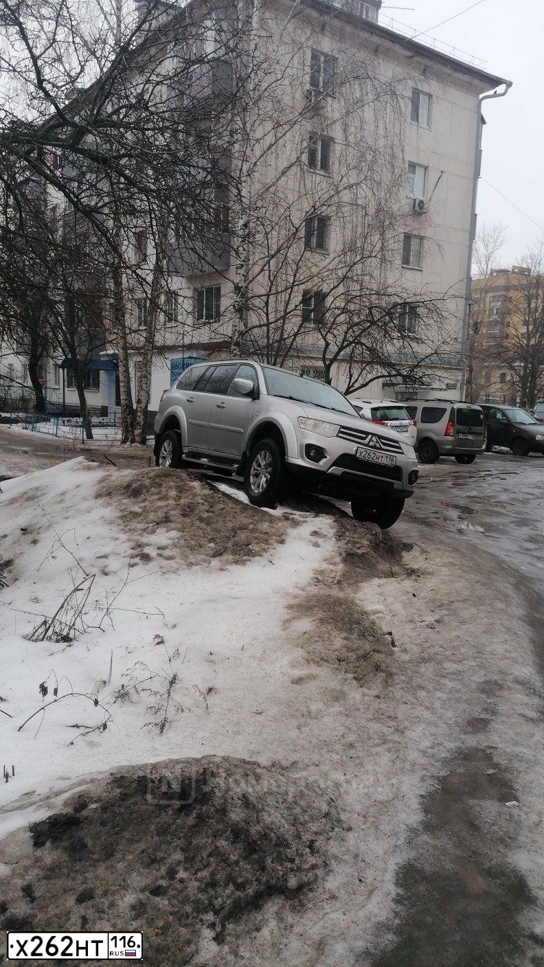 Фото автомобиля MITSUBISHI PAJERO SPORT, 2014 — госномер Х262НТ116. Цвет: Серебристый
