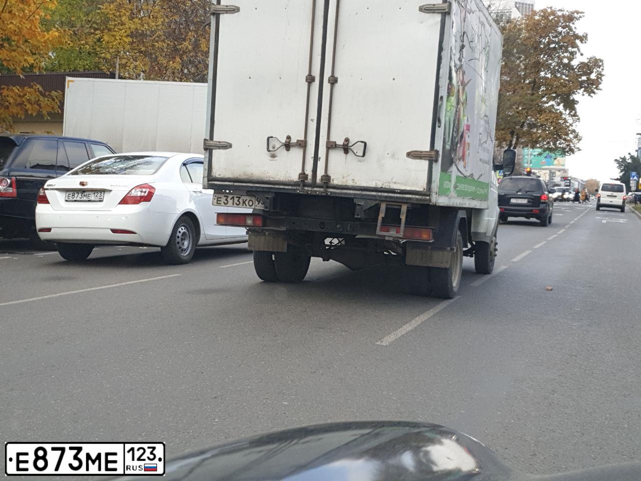 Фото автомобиля GEELY EMGRAND, 2013 — госномер Е873МЕ123. Цвет: БЕЛЫЙ