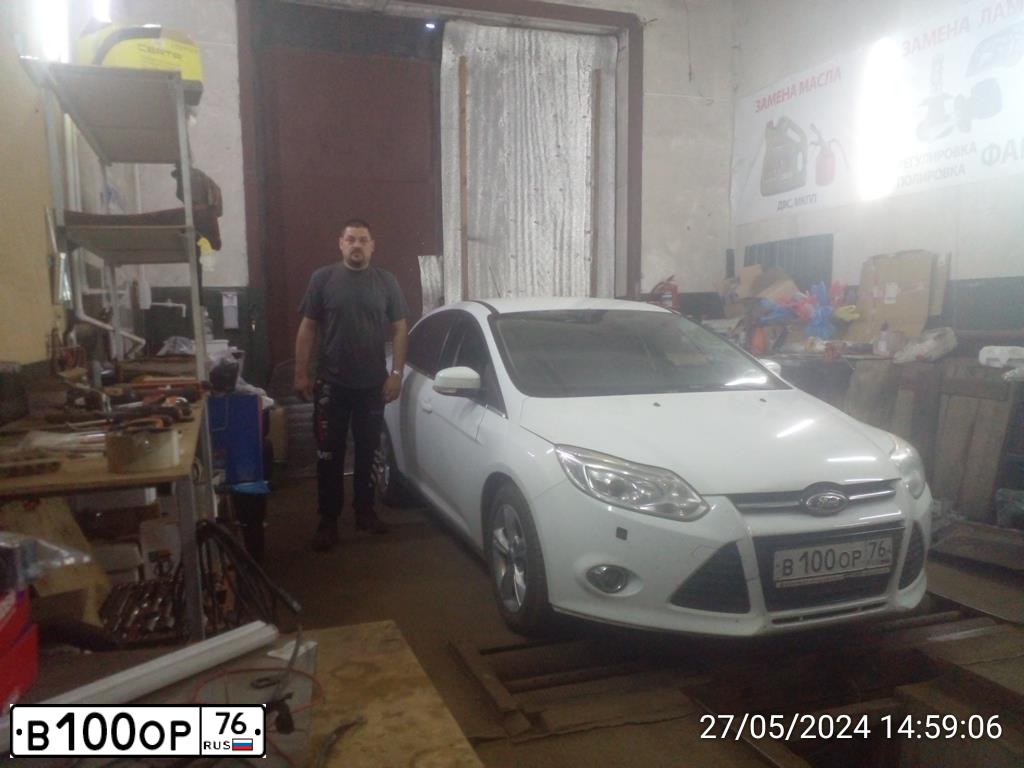 Фото автомобиля FORD FOCUS, 2012 — госномер В100ОР76. Цвет: Белый