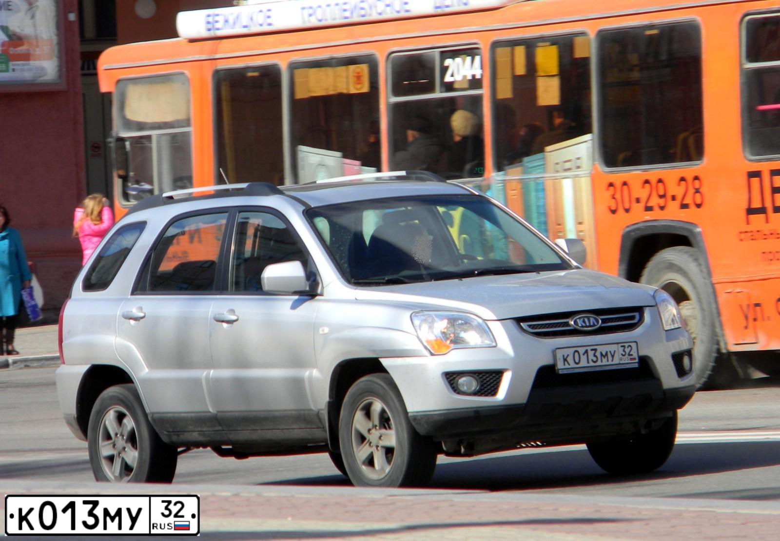 Фото автомобиля HYUNDAI IX35, 2015 — госномер К013МУ32. Цвет: БРОНЗОВЫЙ