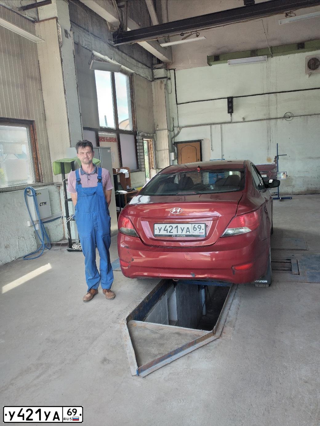 Фото автомобиля HYUNDAI SOLARIS, 2011 — госномер В282ЕХ76. Цвет: Красный