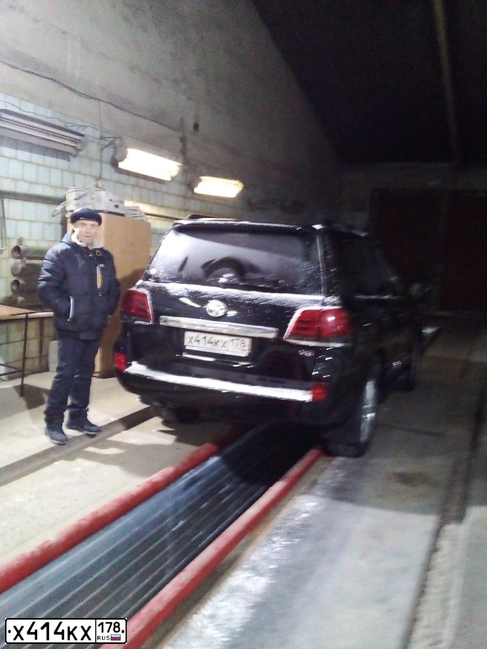 Фото автомобиля TOYOTA LANDCRUISER 200, 2010 — госномер Х414КХ178. Цвет: ЧЕРНЫЙ