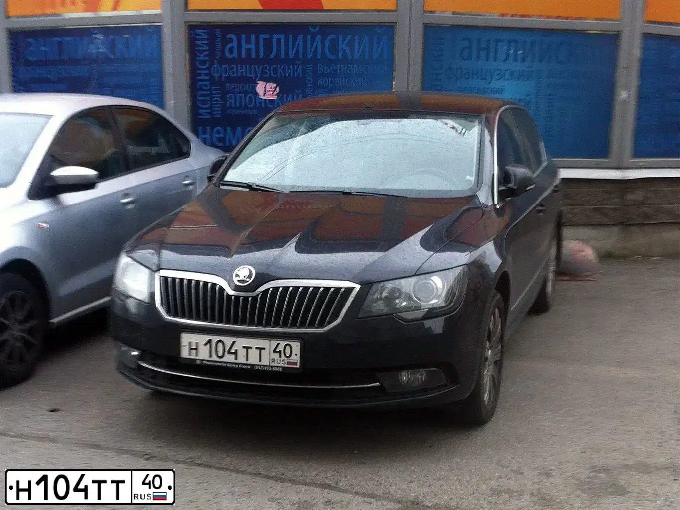 Фото автомобиля SKODA SUPERB, 2013 — госномер Н104ТТ40. Цвет: ЧЕРНЫЙ