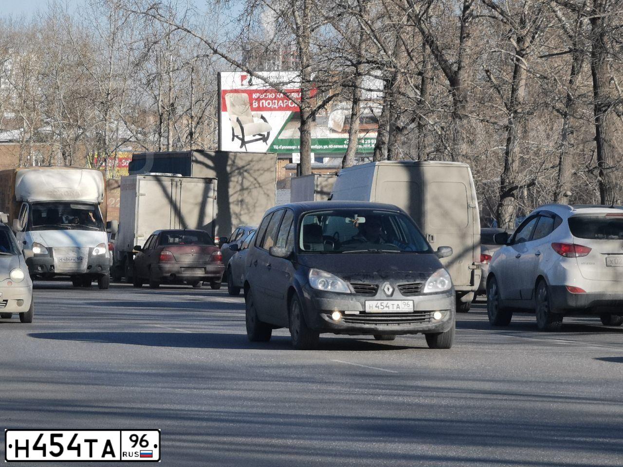 Фото автомобиля RENAULT MEGANE /GRAND/ SCENIC, 2008 — госномер Н454ТА96. Цвет: ТЕМНО-СЕРЫЙ