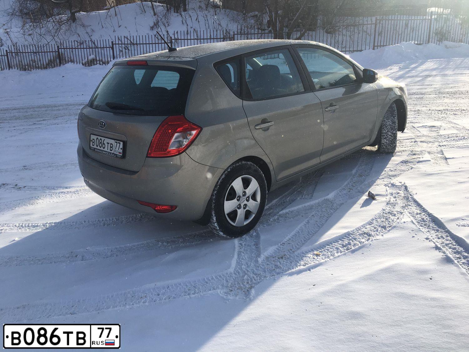 Фото автомобиля KIA CEE'D, 2010 — госномер О845ВО154. Цвет: Серебристый