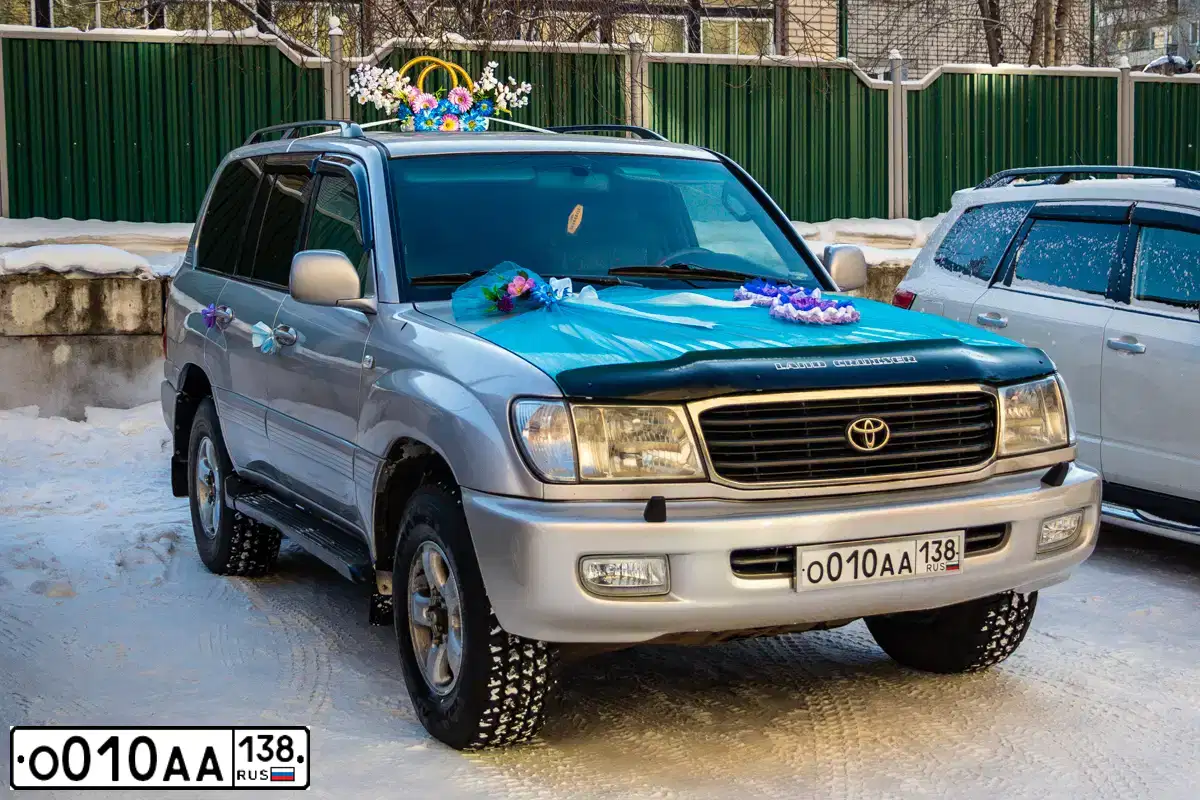 Фото автомобиля TOYOTA LANDCRUISER, 2002 — госномер Е833НК138. Цвет: СЕРЫЙ