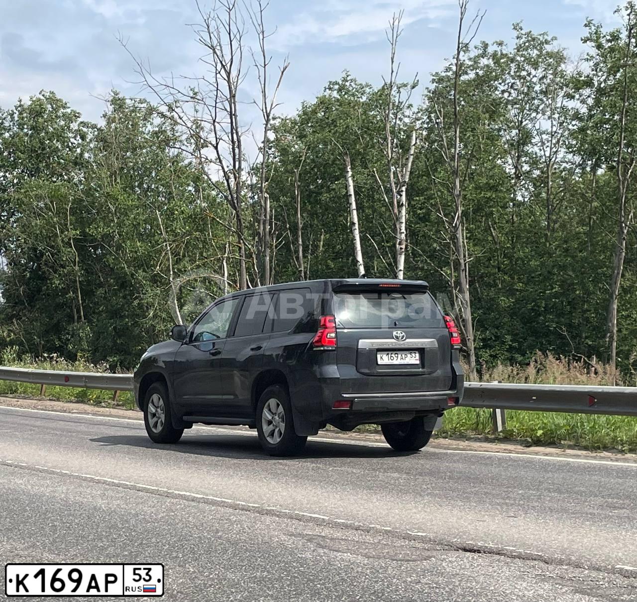 Фото автомобиля TOYOTA LANDCRUISER, 2020 — госномер К169АР53. Цвет: ЧЕРНЫЙ