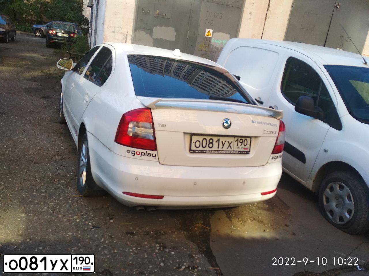 Фото автомобиля SKODA OCTAVIA, 2012 — госномер О081УХ190. Цвет: БЕЛЫЙ
