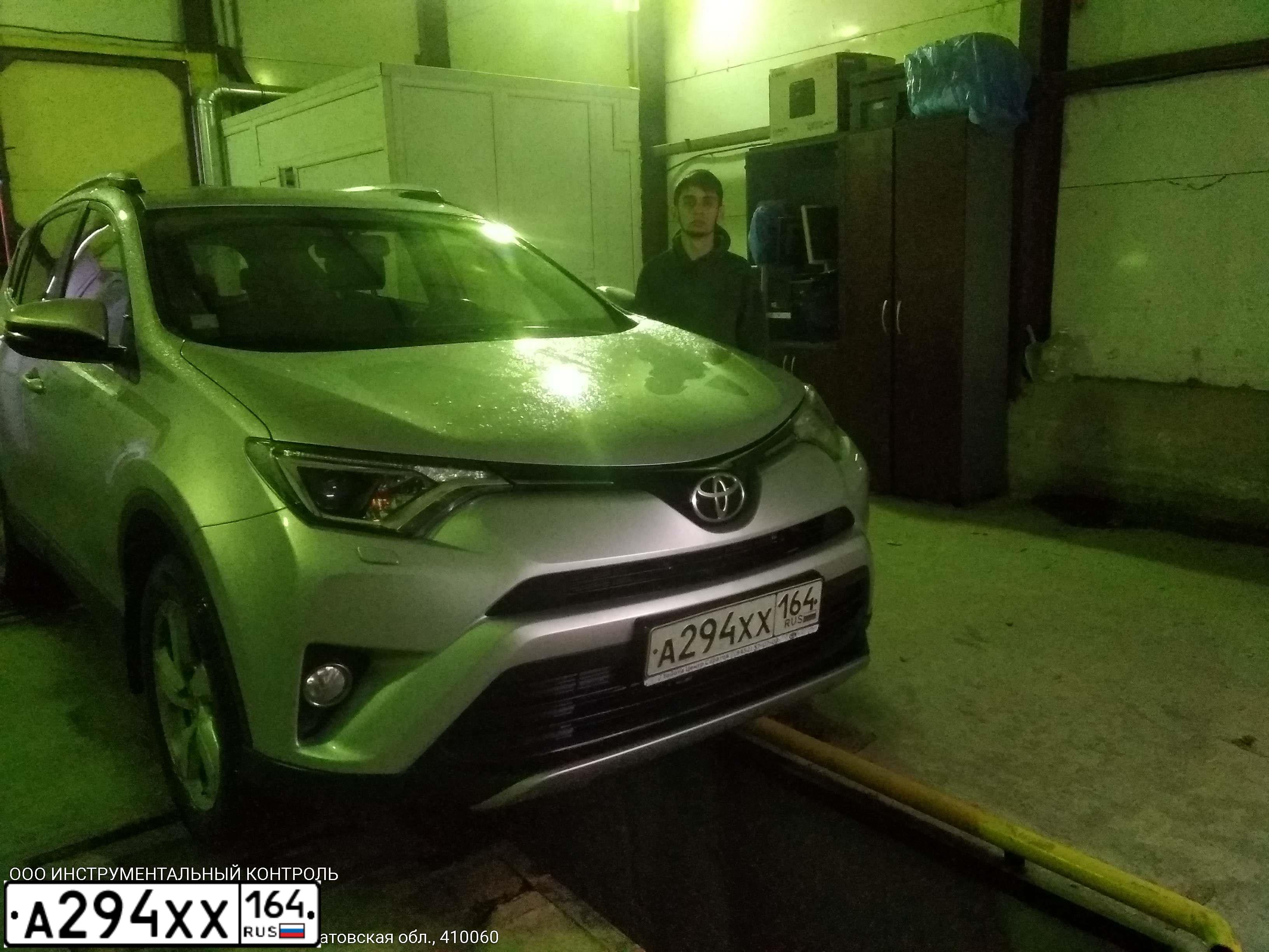 Фото автомобиля TOYOTA RAV4, 2017 — госномер А294ХХ164. Цвет: СЕРЕБРИСТЫЙ МЕТАЛЛИК