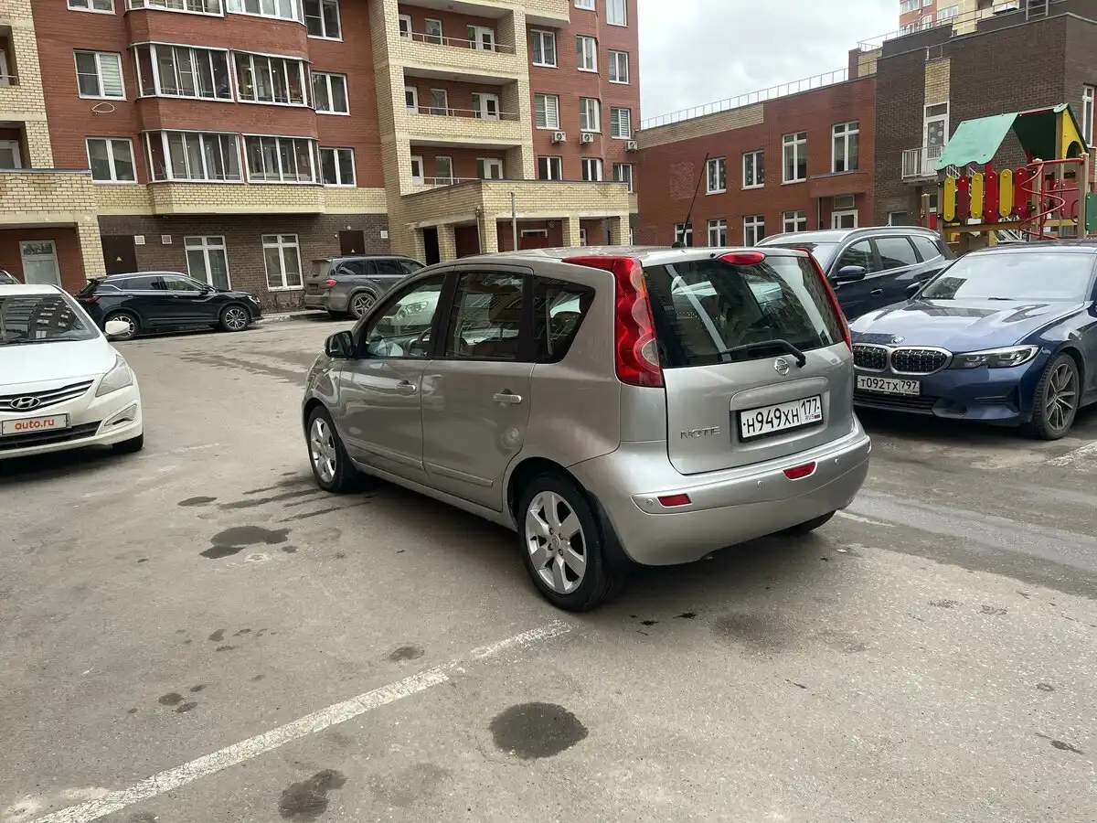 Фото автомобиля NISSAN NOTE, 2007 — госномер М334ВТ550. Цвет: Серебристый