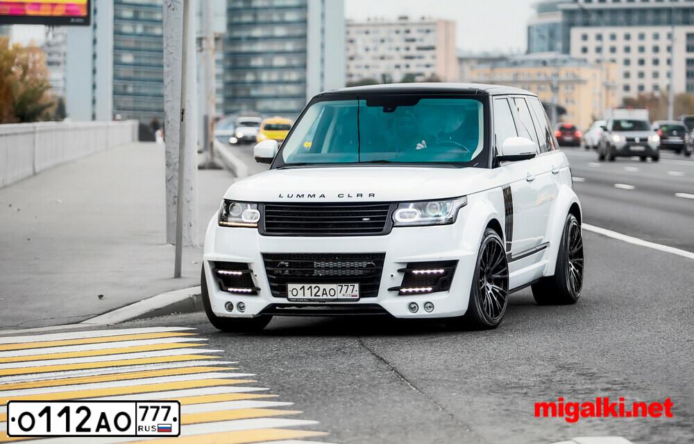 Фото автомобиля LANDROVER RANGE ROVER, 2013 — госномер М405ХВ790. Цвет: Белый