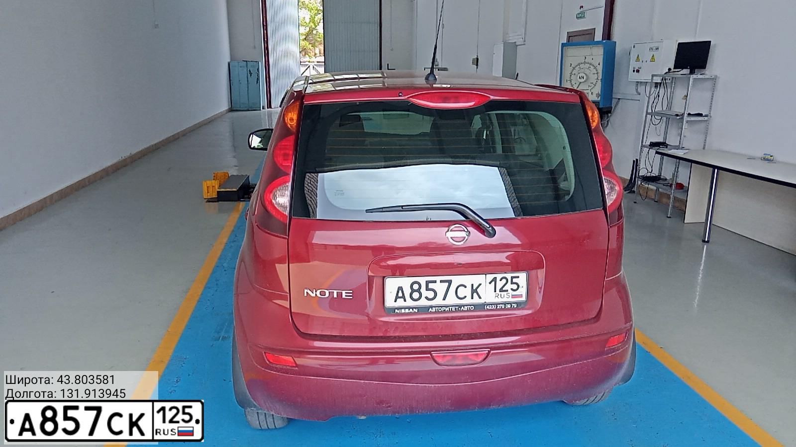 Фото автомобиля NISSAN NOTE, 2012 — госномер А857СК125. Цвет: КРАСНЫЙ