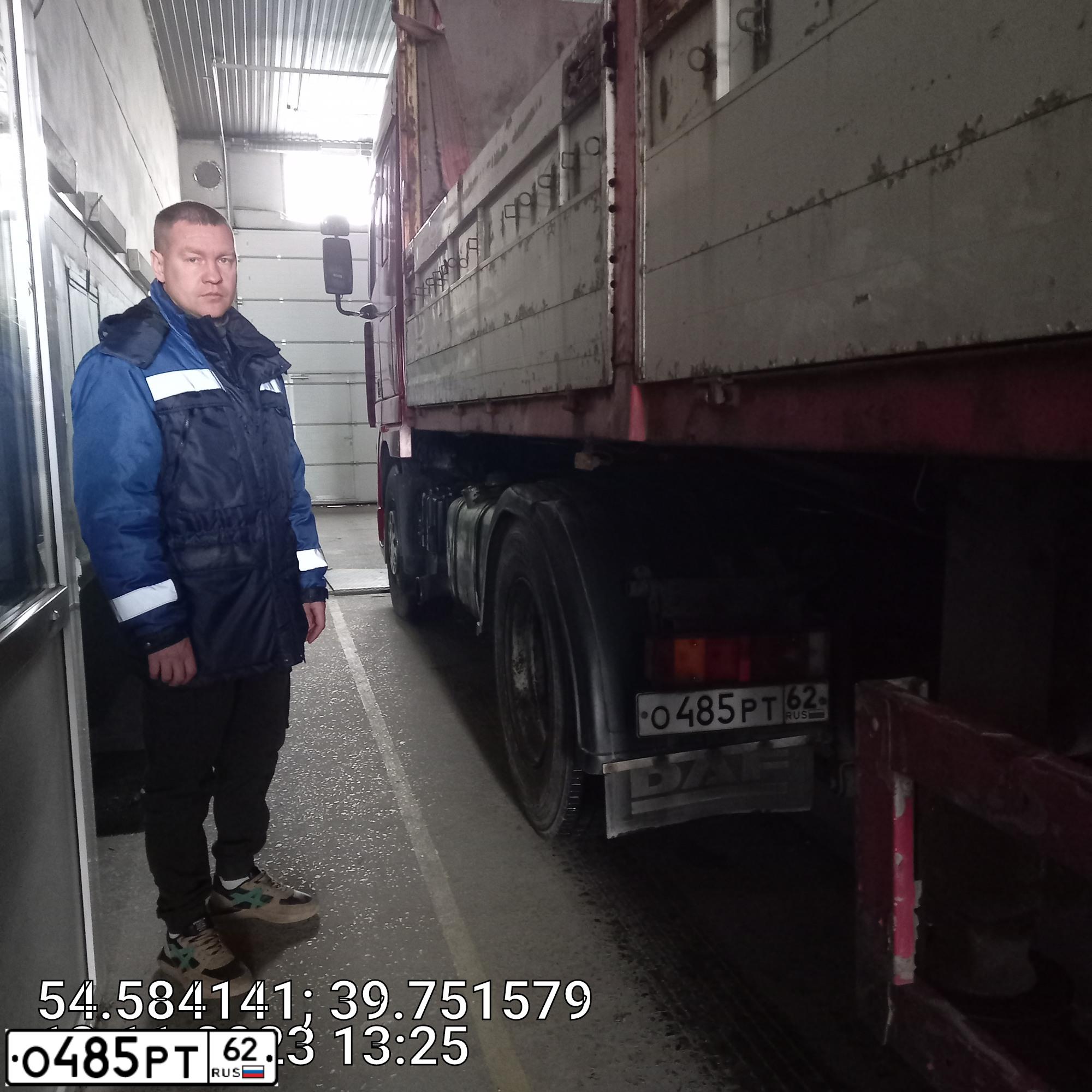 Фото автомобиля DAF XF 95 FT /4X2/, 1999 — госномер О485РТ62. Цвет: КРАСНЫЙ