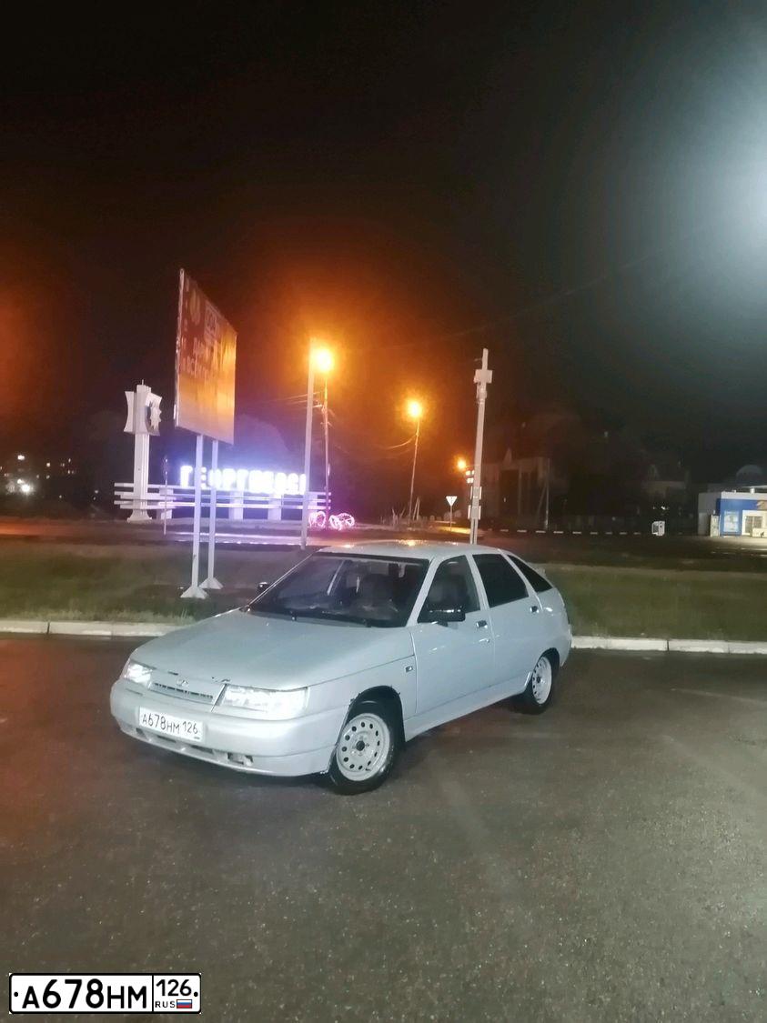 Фото автомобиля LADA 2112 LADA, 2002 — госномер А678НМ126. Цвет: СЕРЕБРИСТЫЙ ЖЕЛТО-ЗЕЛЕНЫЙ