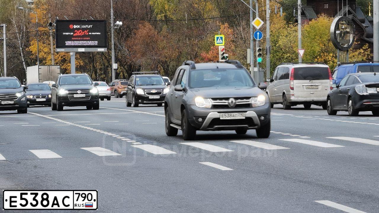 Фото автомобиля RENAULT DUSTER, 2020 — госномер Е538АС790. Цвет: СЕРЫЙ