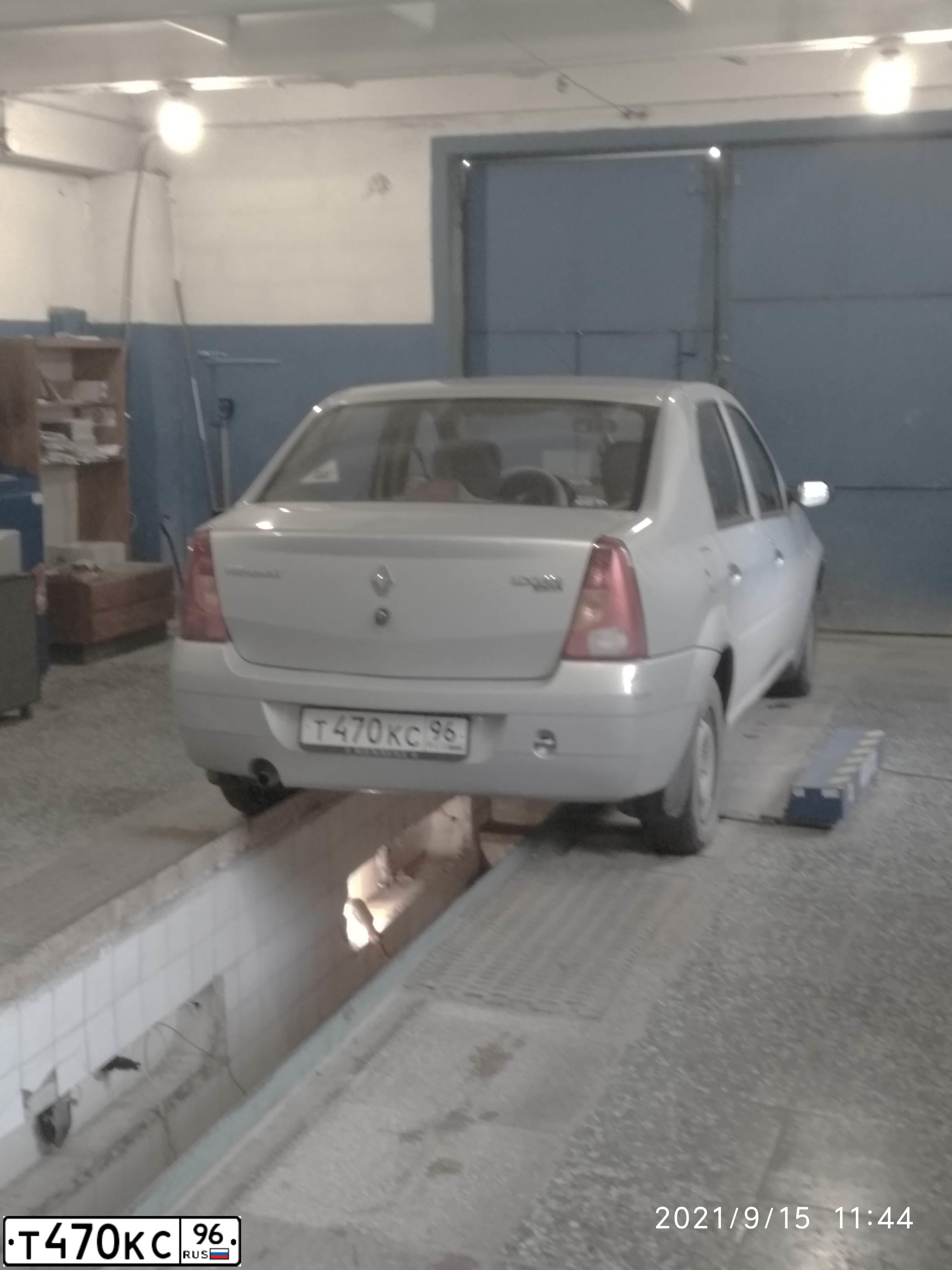 Фото автомобиля RENAULT LOGAN, 2008 — госномер Т470КС96. Цвет: СЕРЫЙ