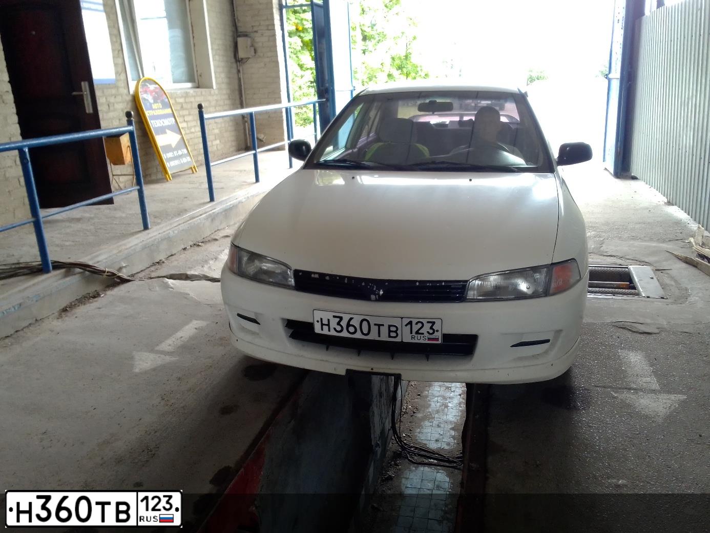 Фото автомобиля MITSUBISHI LANCER, 1998 — госномер А269АА23. Цвет: Белый