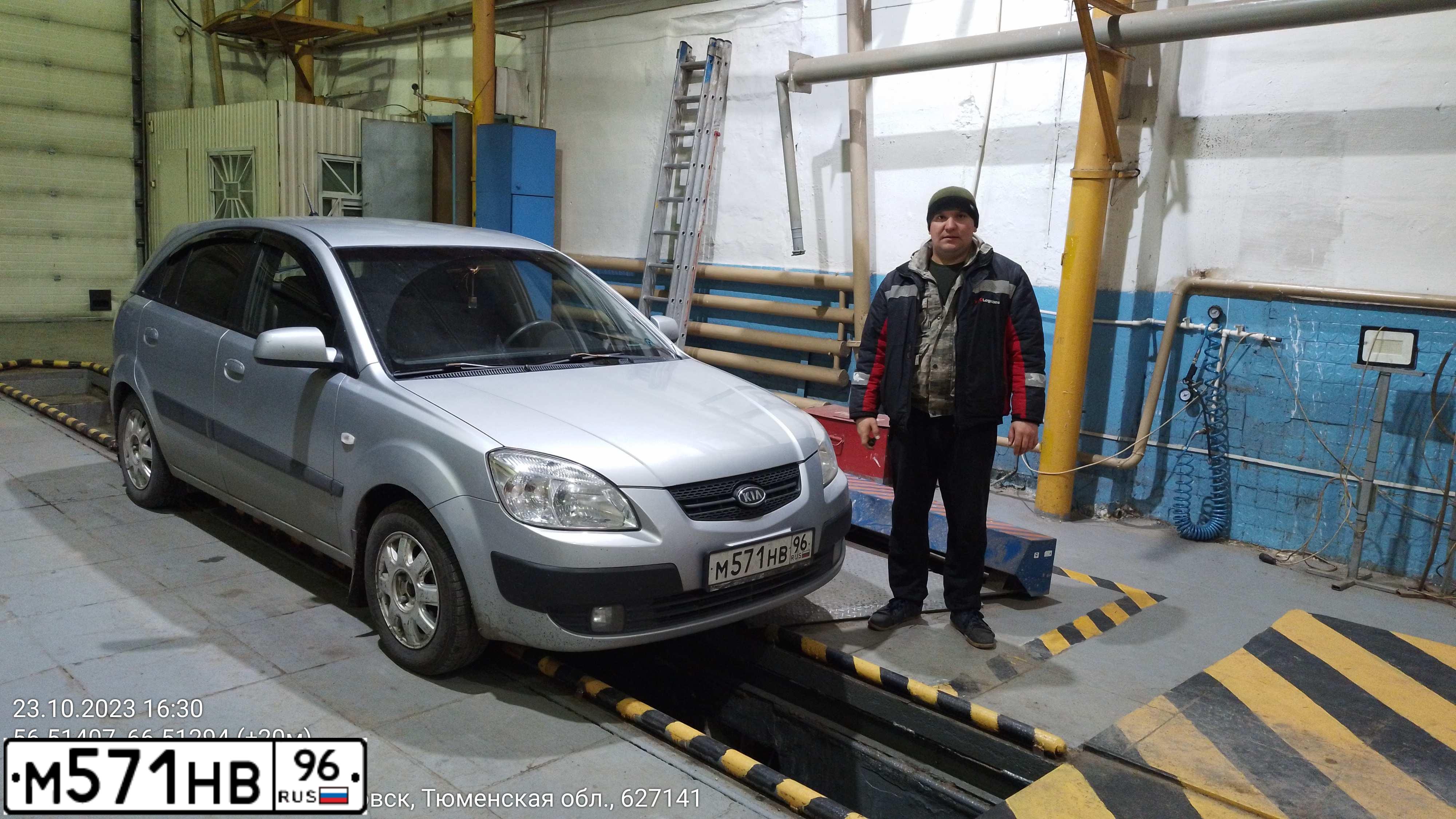 Фото автомобиля KIA RIO, 2006 — госномер М571НВ96. Цвет: СЕРЕБРИСТЫЙ