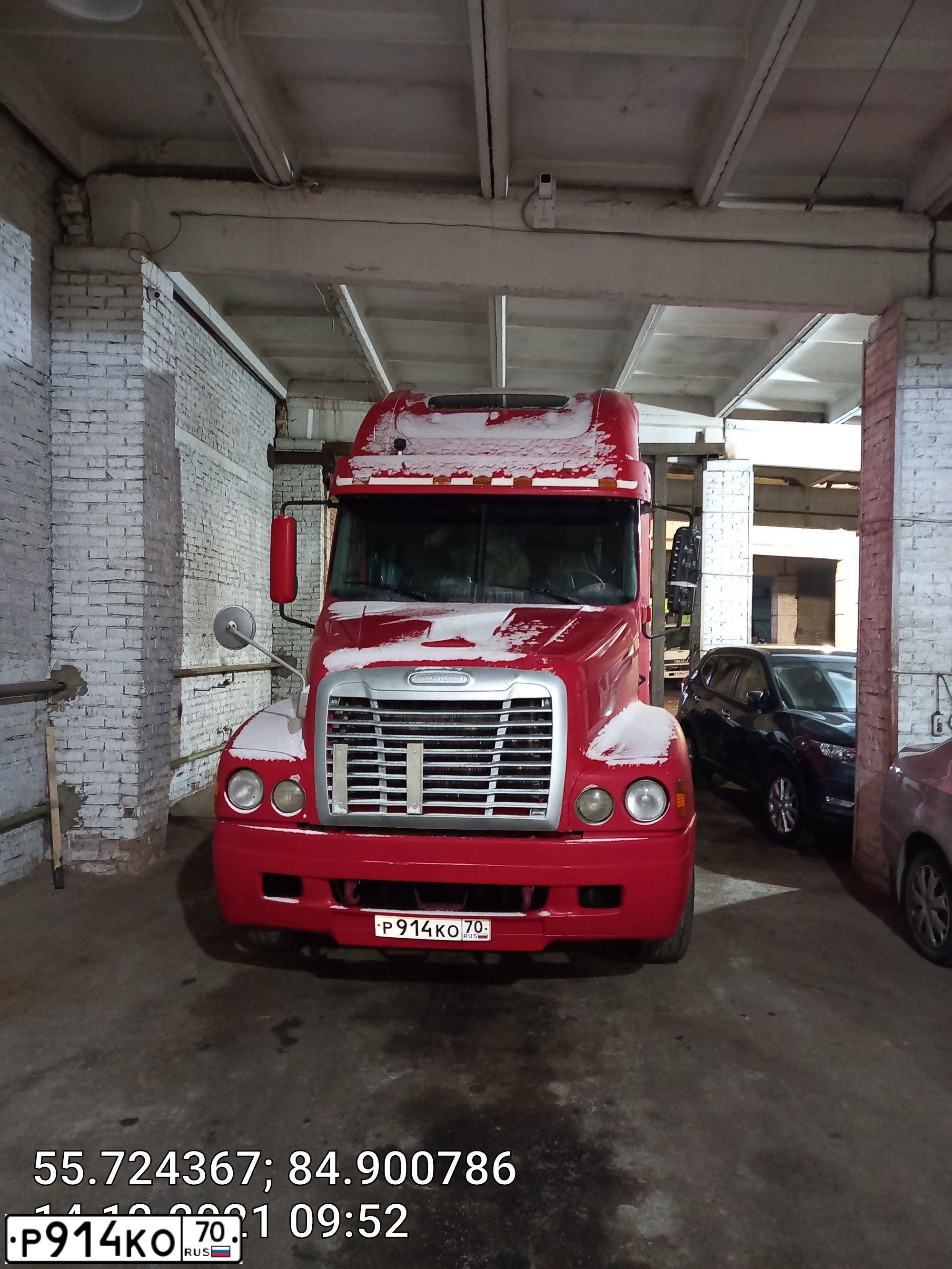 Фото автомобиля FREIGHTLINER CENTURY S/T, 1999 — госномер Р914КО70. Цвет: Красный