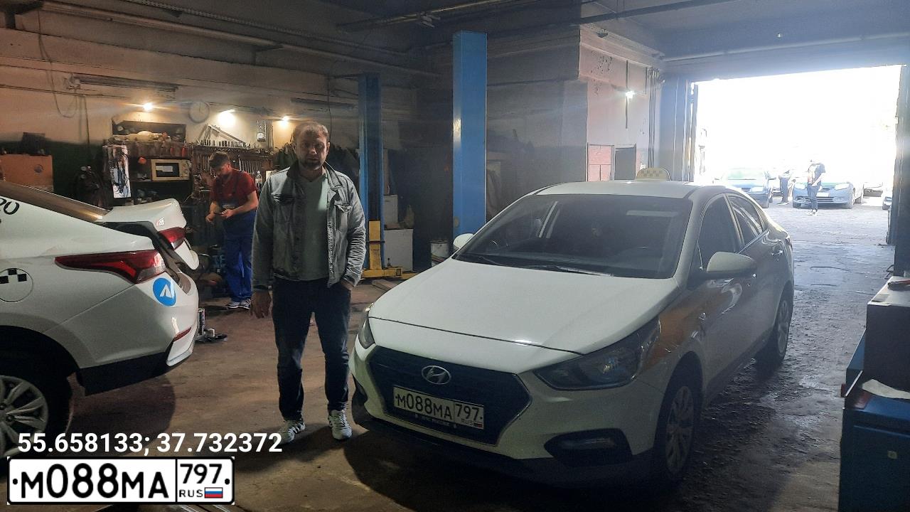 Фото автомобиля HYUNDAI SOLARIS, 2018 — госномер М606ТХ750. Цвет: БЕЛЫЙ ЖЕЛТЫЙ СЕРЫЙ