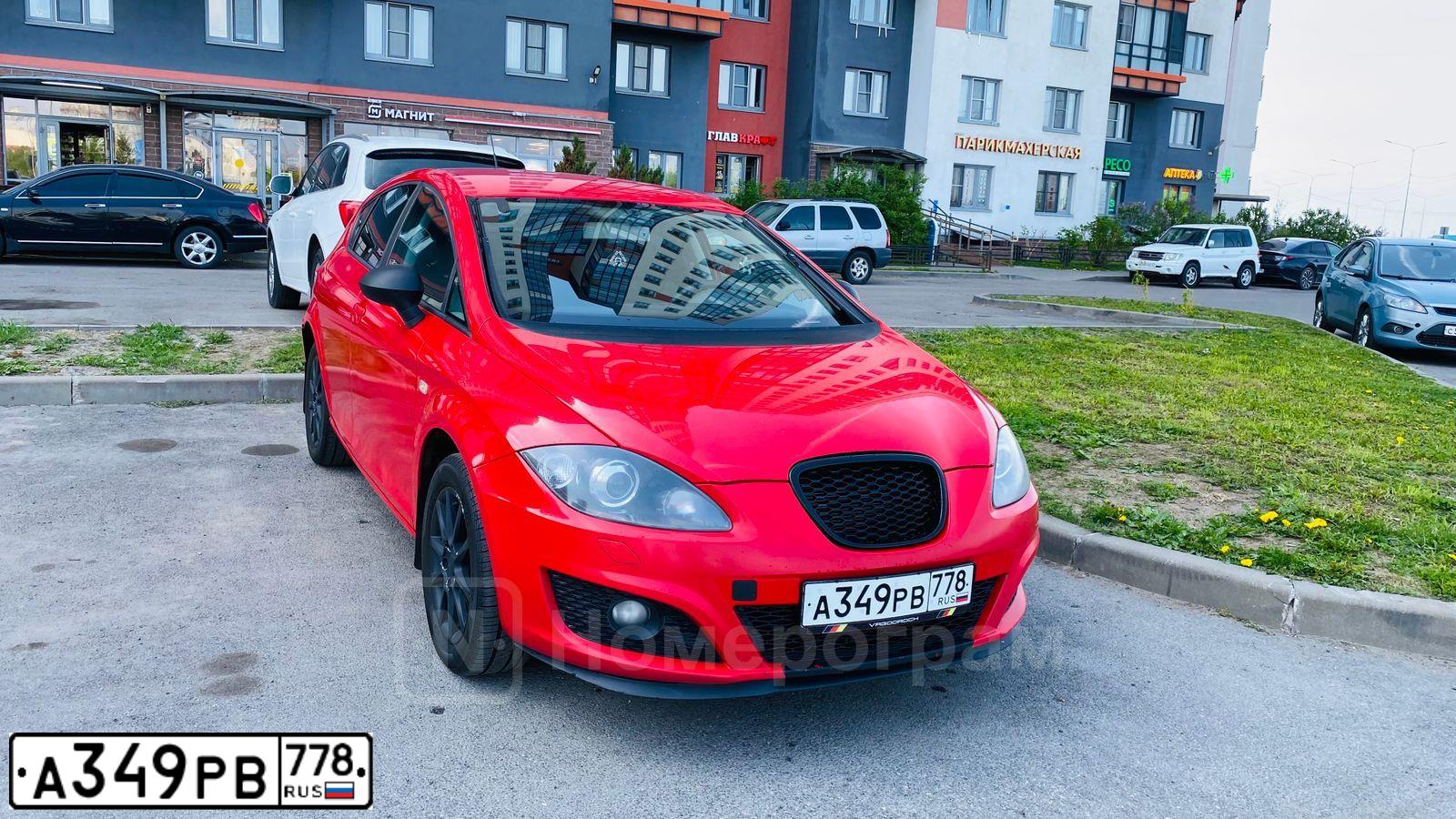 Фото автомобиля SEAT LEON, 2012 — госномер А349РВ778. Цвет: Красный
