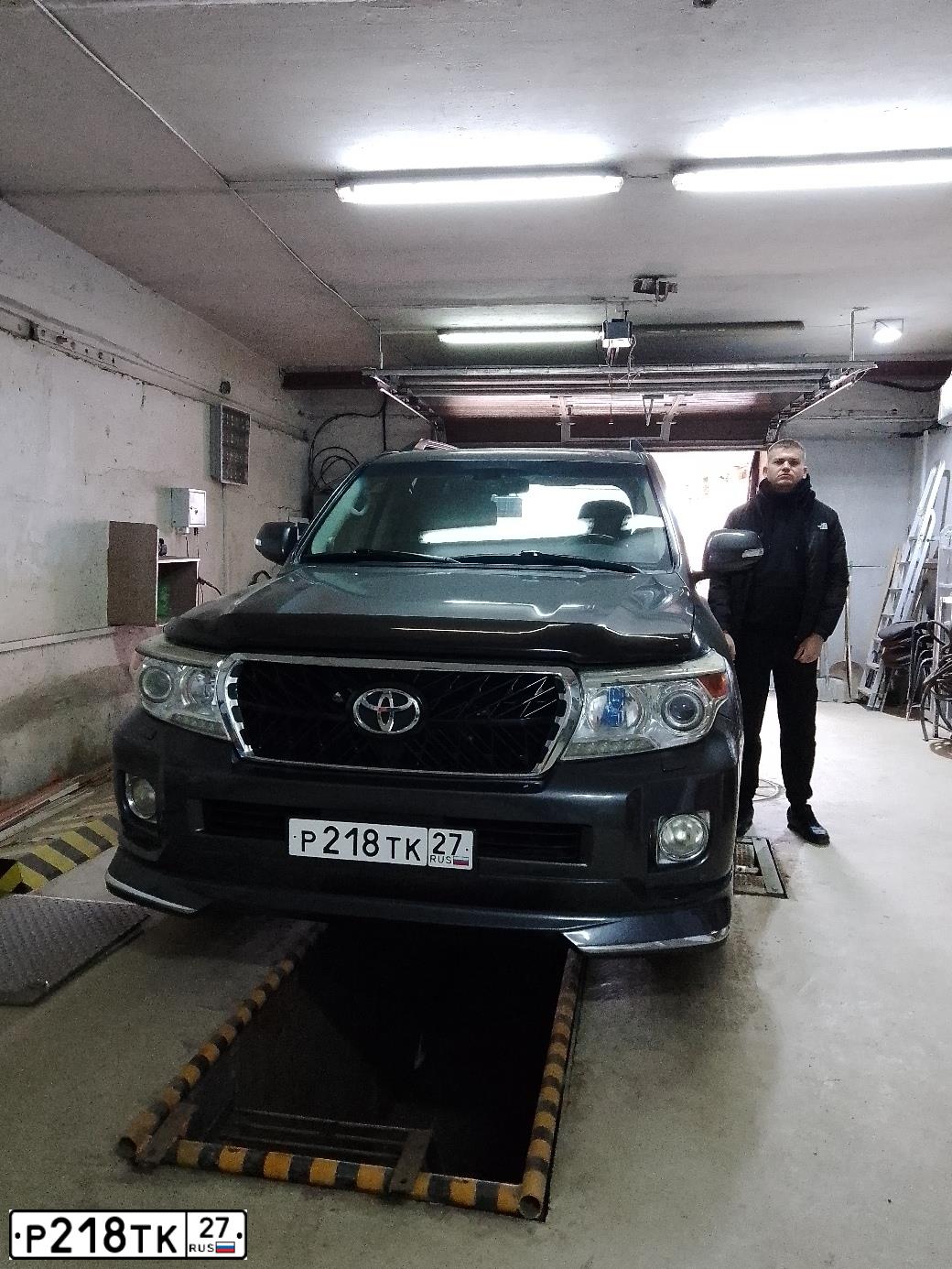 Фото автомобиля TOYOTA LANDCRUISER 200, 2011 — госномер Р218ТК27. Цвет: СЕРЫЙ