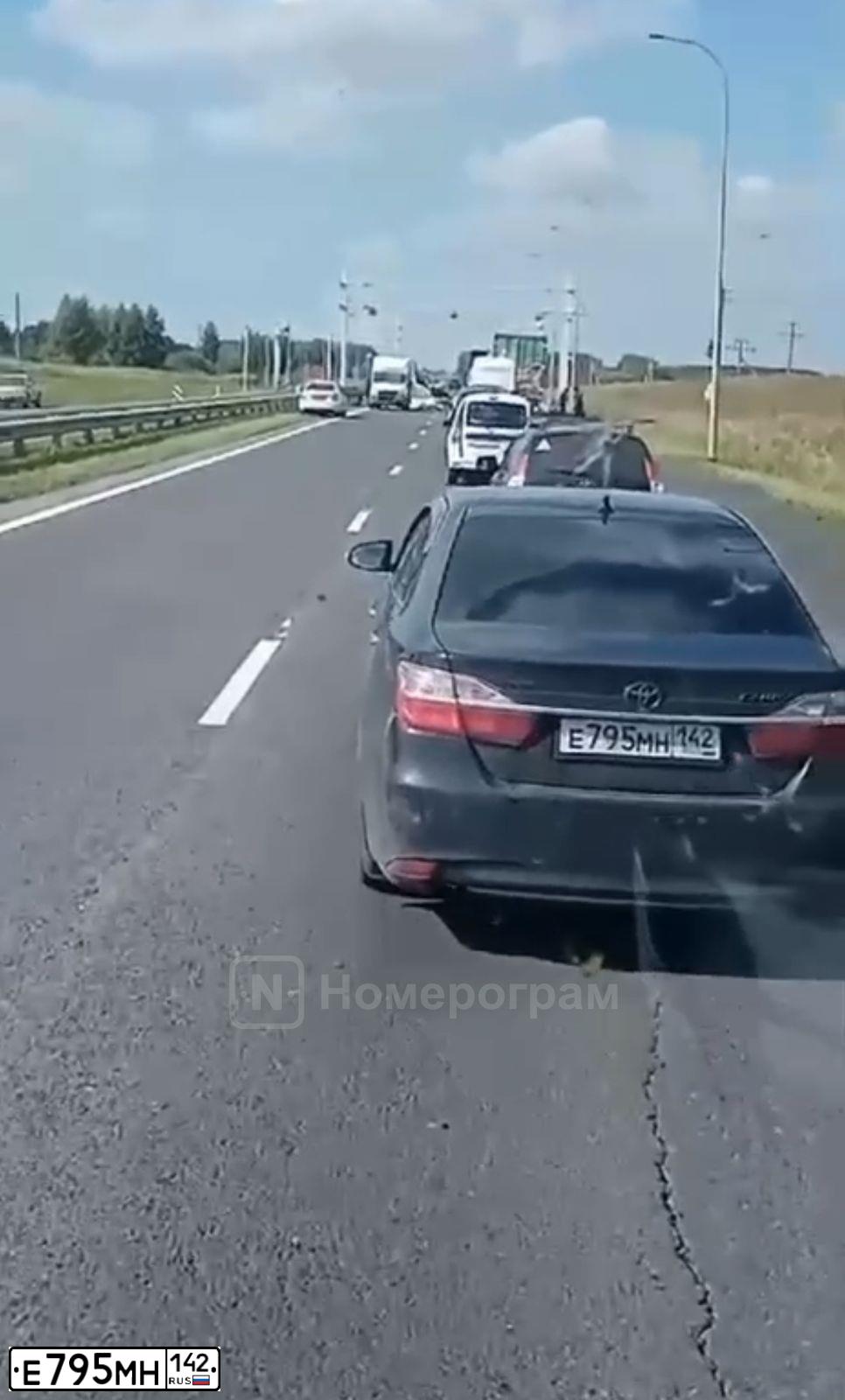 Фото автомобиля TOYOTA CAMRY, 2017 — госномер Е795МН142. Цвет: ЧЕРНЫЙ МЕТАЛЛИК