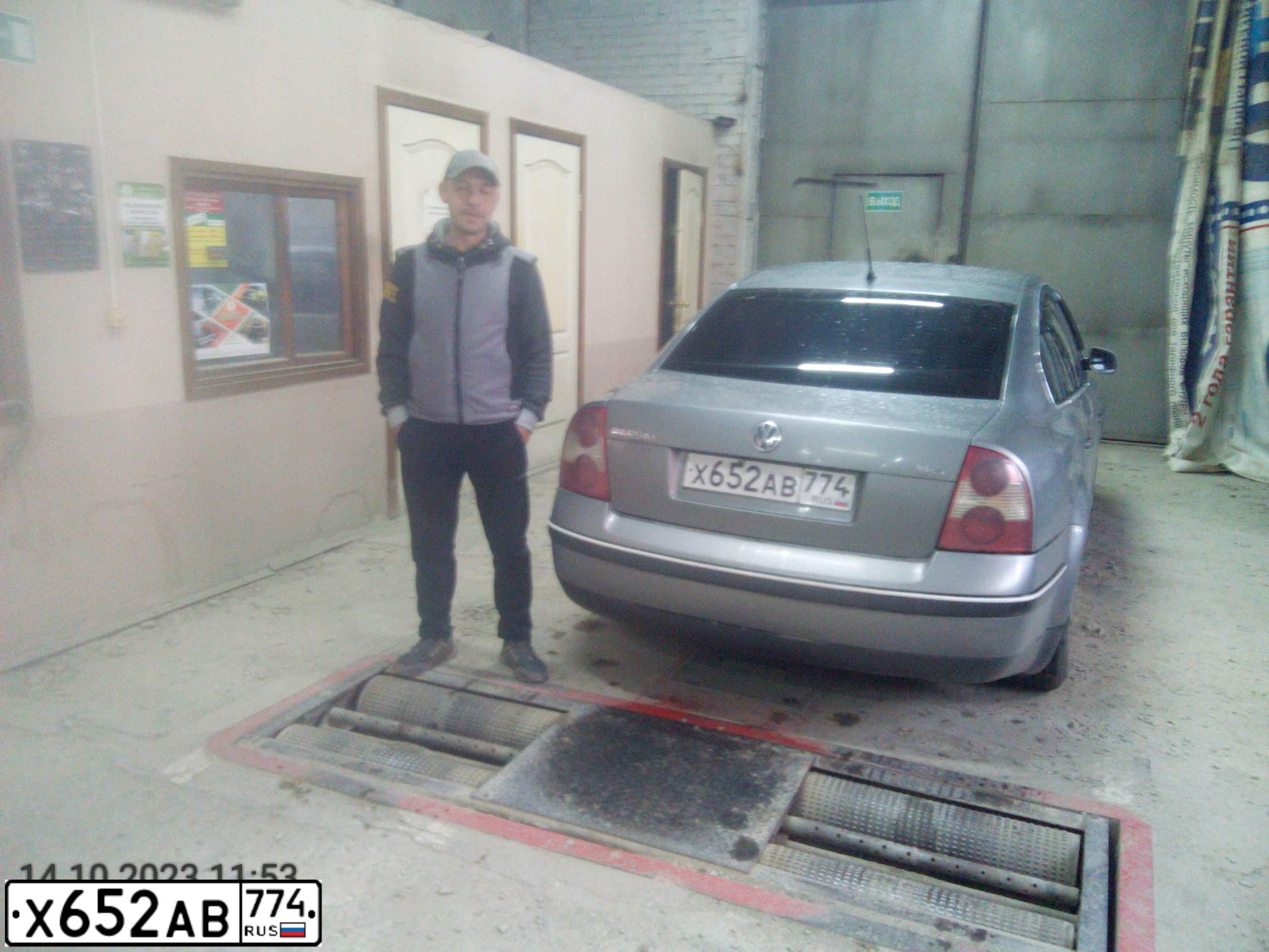 Фото автомобиля VOLKSWAGEN PASSAT, 2001 — госномер Т070ОО174. Цвет: СЕРЫЙ