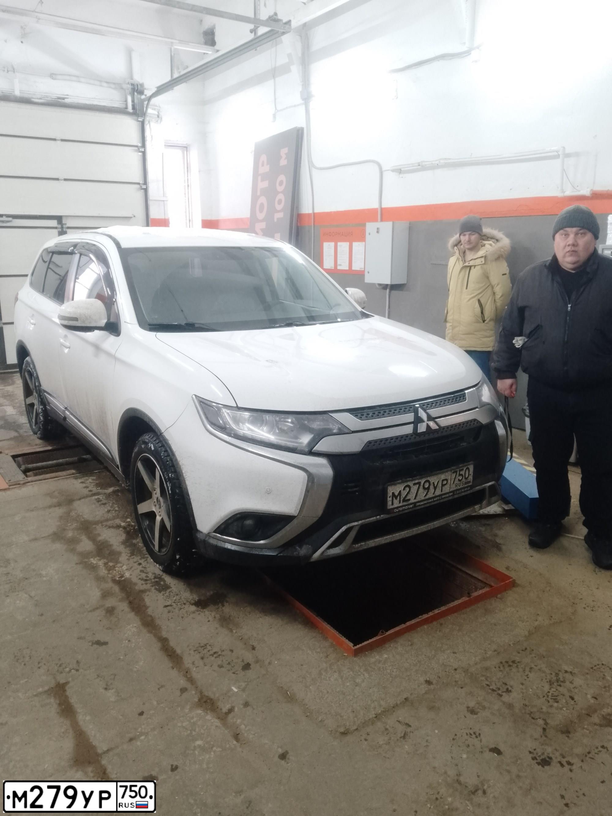 Фото автомобиля MITSUBISHI OUTLANDER, 2019 — госномер Х629ТТ18. Цвет: Белый