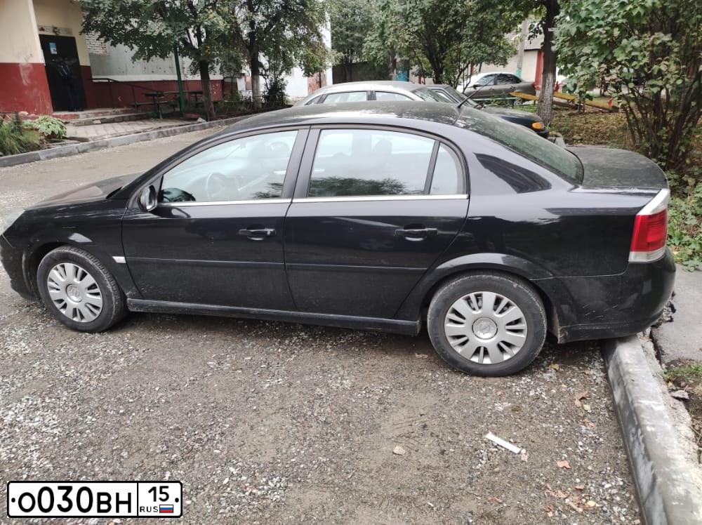 Фото автомобиля OPEL VECTRA, 2007 — госномер О030ВН15. Цвет: ЧЕРНЫЙ